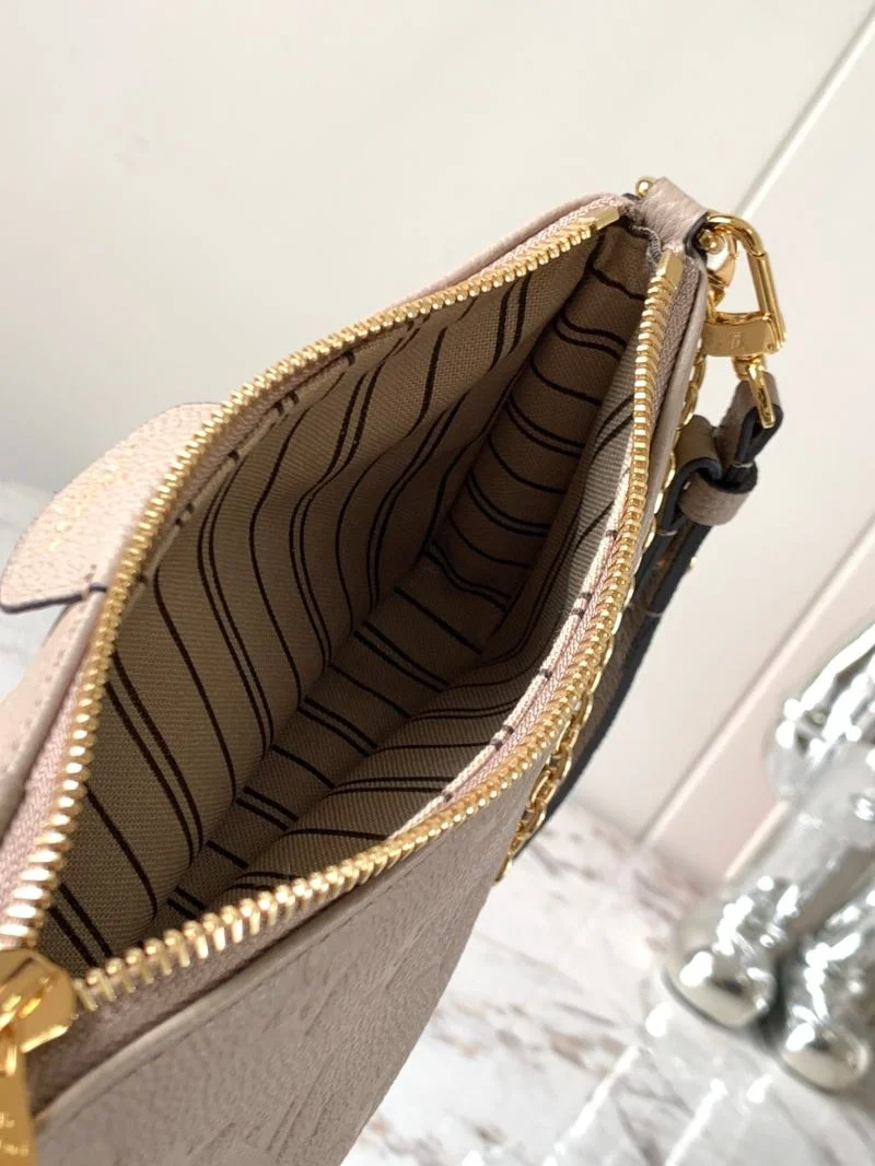 Louis Vuitton Hobo Bags UrbanChic 39761