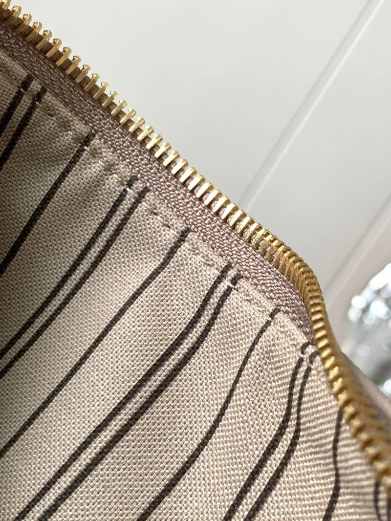 Louis Vuitton Hobo Bags UrbanChic 39761