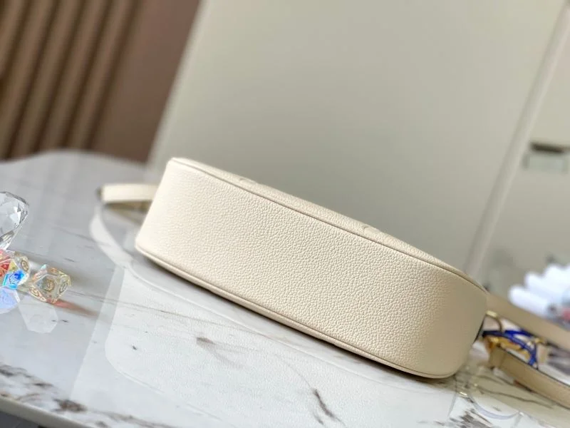 Unisex Louis Vuitton Hobo Bags 39781