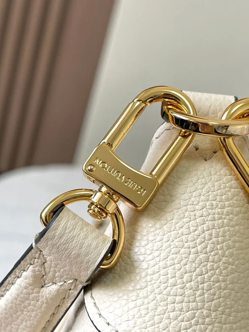 Unisex Louis Vuitton Hobo Bags 39781