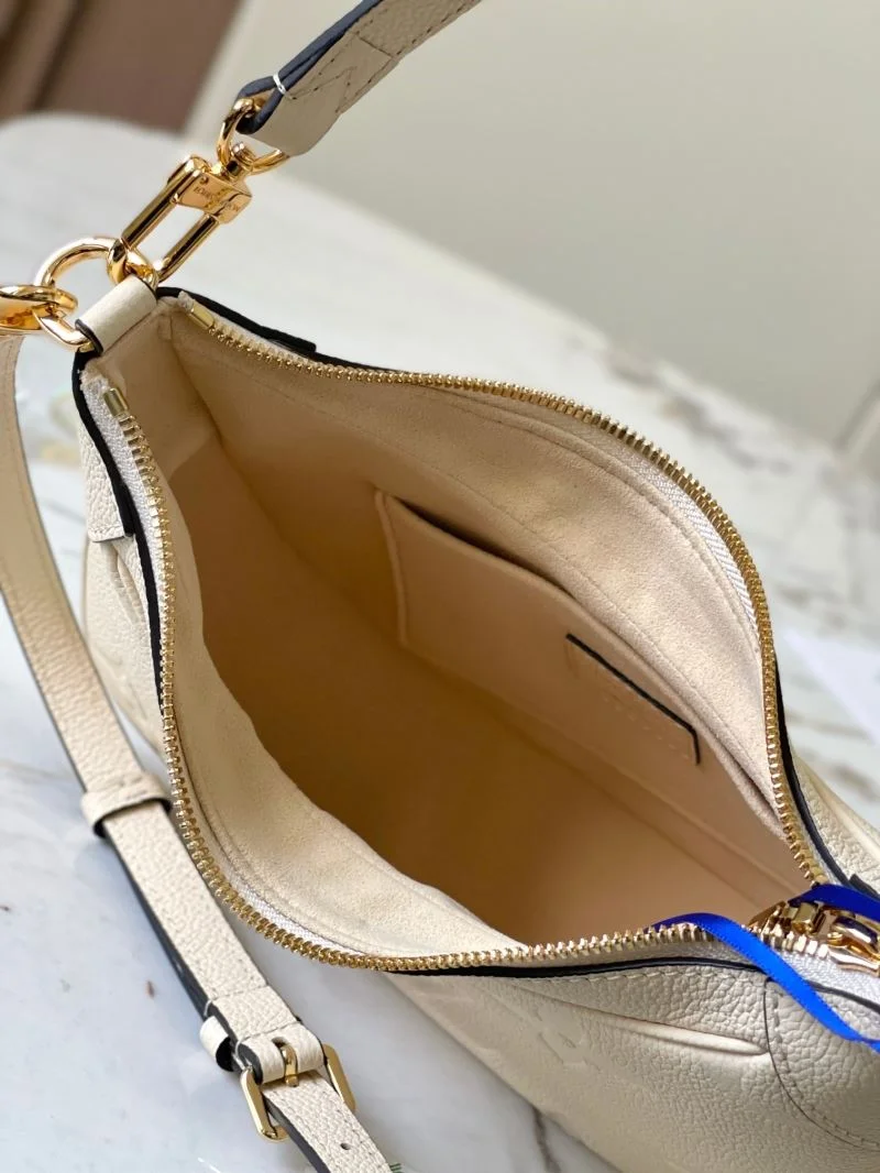 Unisex Louis Vuitton Hobo Bags 39781