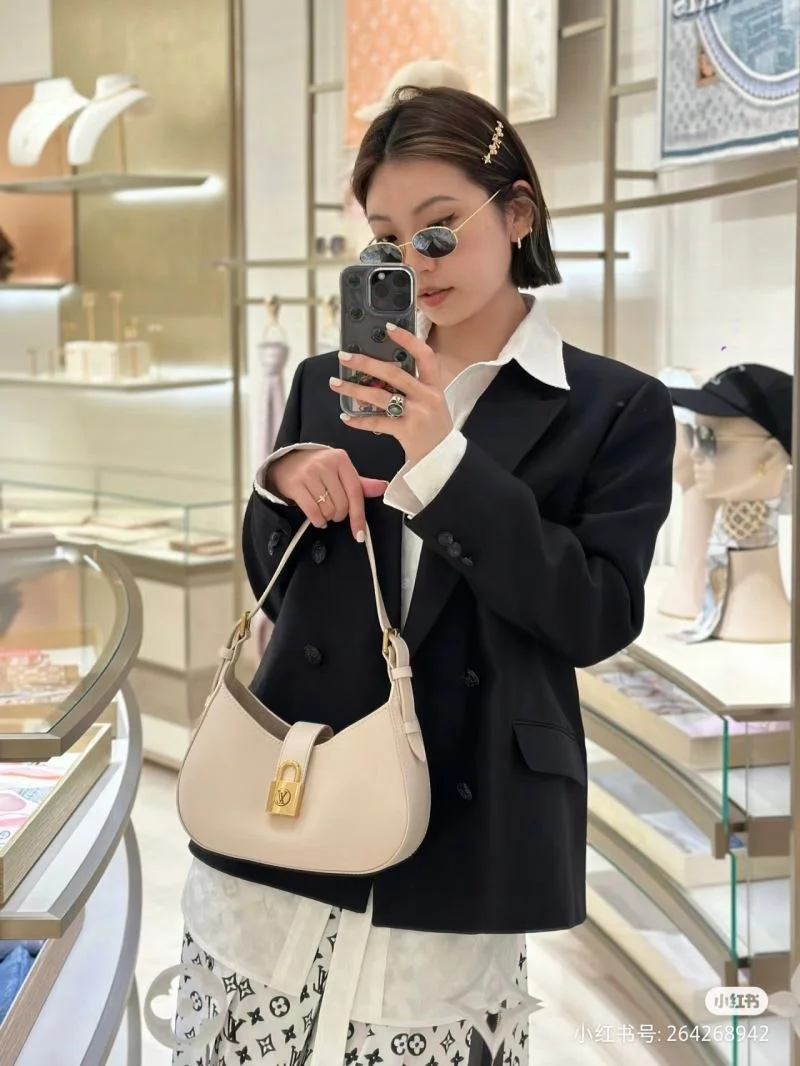 Louis Vuitton Hobo Bags SmartChoice 39269