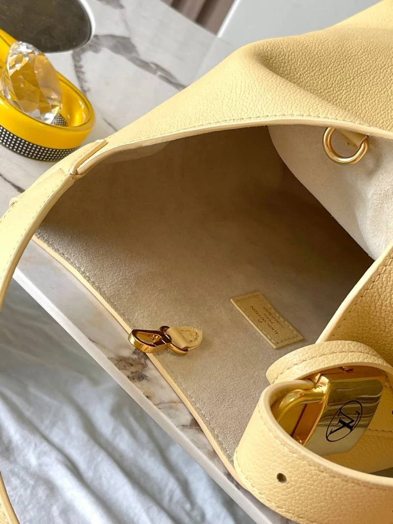 TravelReady Louis Vuitton Hobo Bags 39252