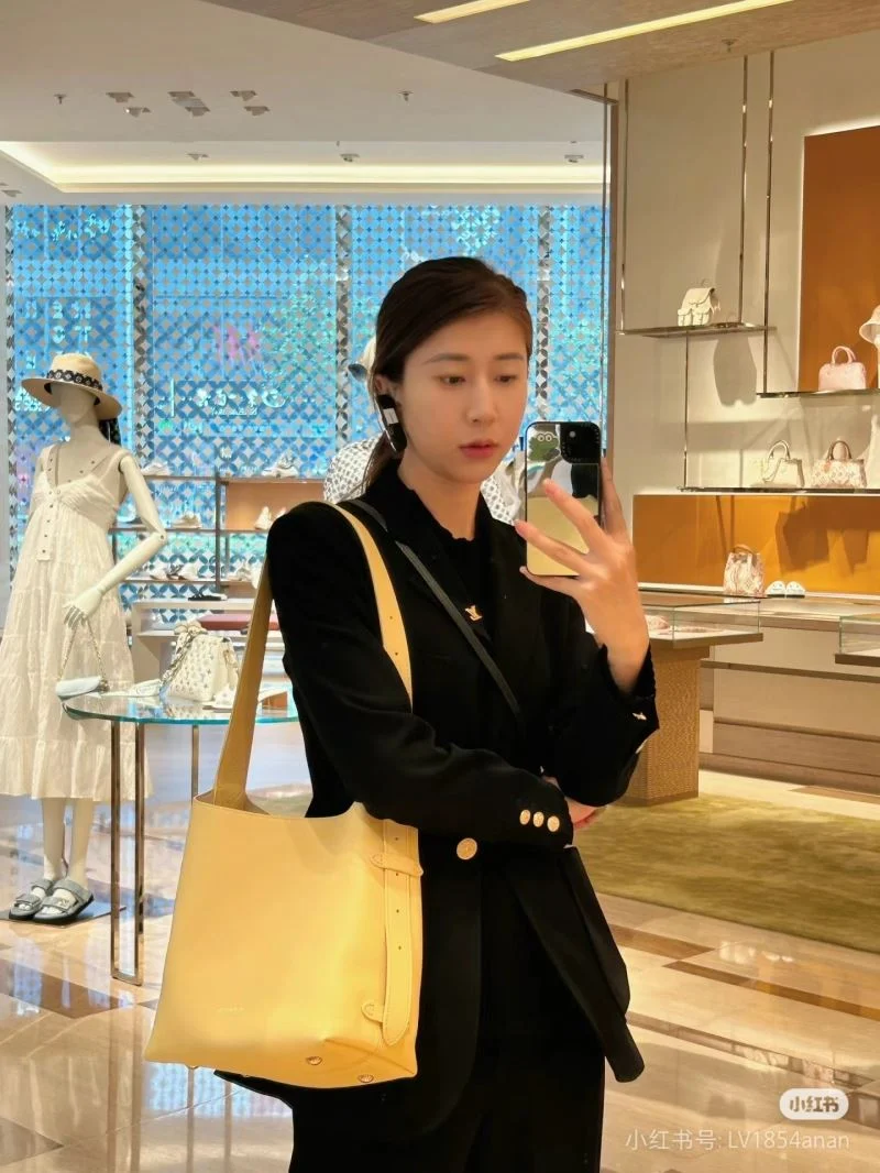 TravelReady Louis Vuitton Hobo Bags 39252