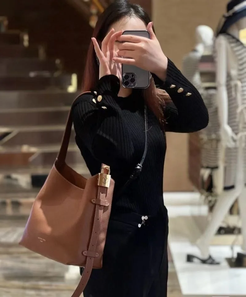 Louis Vuitton Hobo Bags EasyMatch 39251