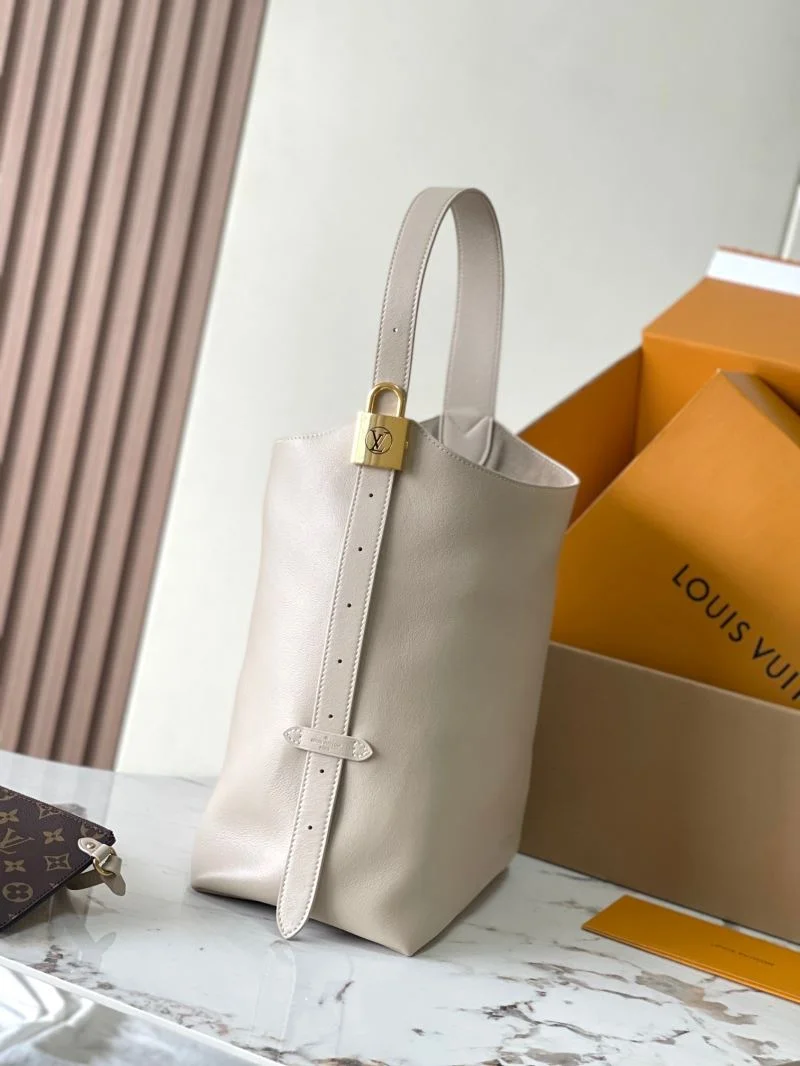 Bright Louis Vuitton Hobo Bags 39247