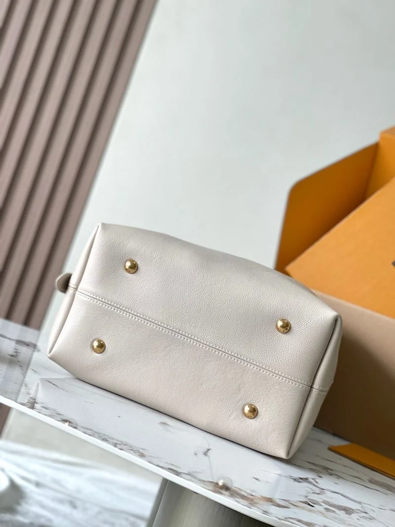 Bright Louis Vuitton Hobo Bags 39247