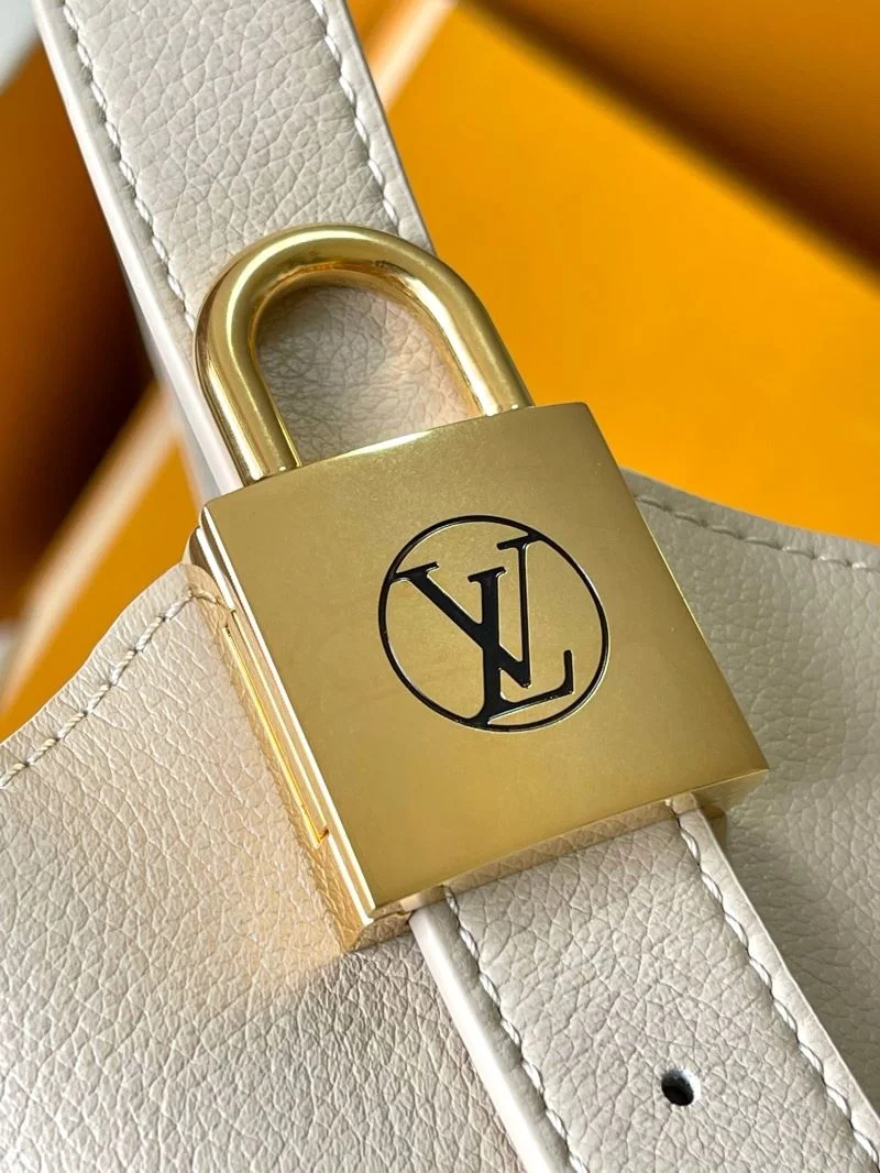 Bright Louis Vuitton Hobo Bags 39247