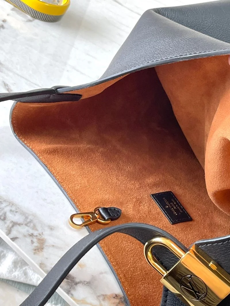 Louis Vuitton Hobo Bags Stylish 39265