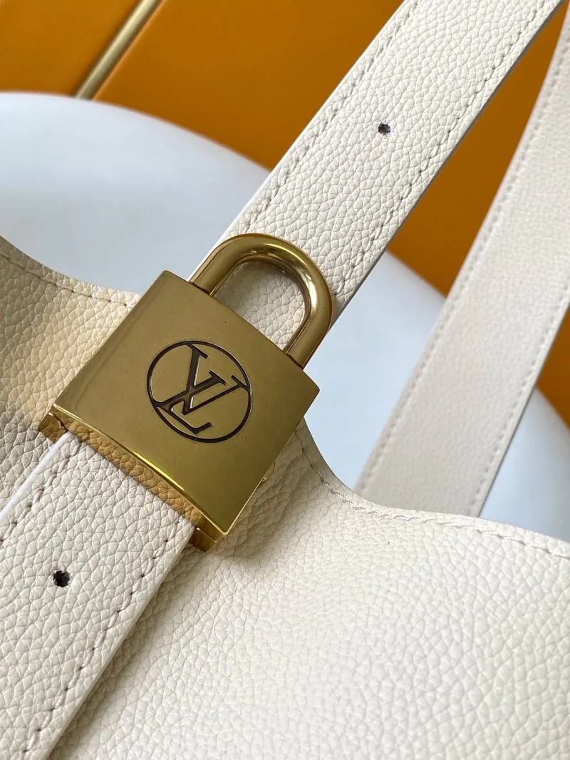 Thermal Louis Vuitton Hobo Bags 39239