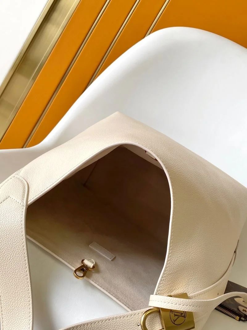 Thermal Louis Vuitton Hobo Bags 39239