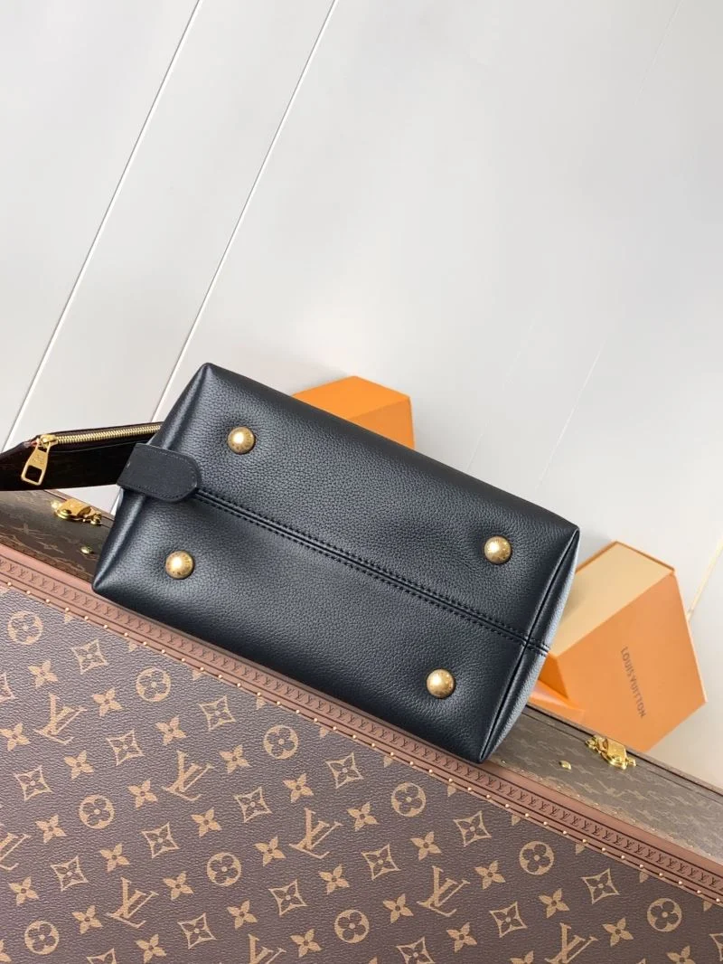 Sustainable Louis Vuitton Hobo Bags 38909