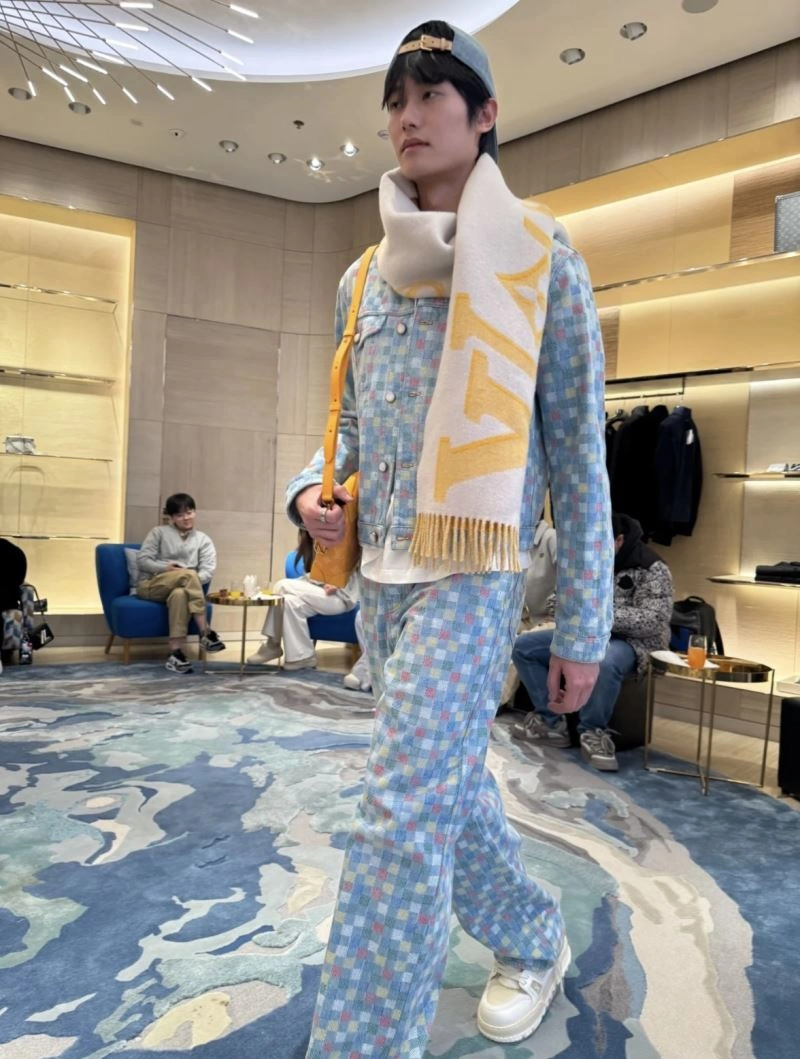 Functional Louis Vuitton Jeans 138756