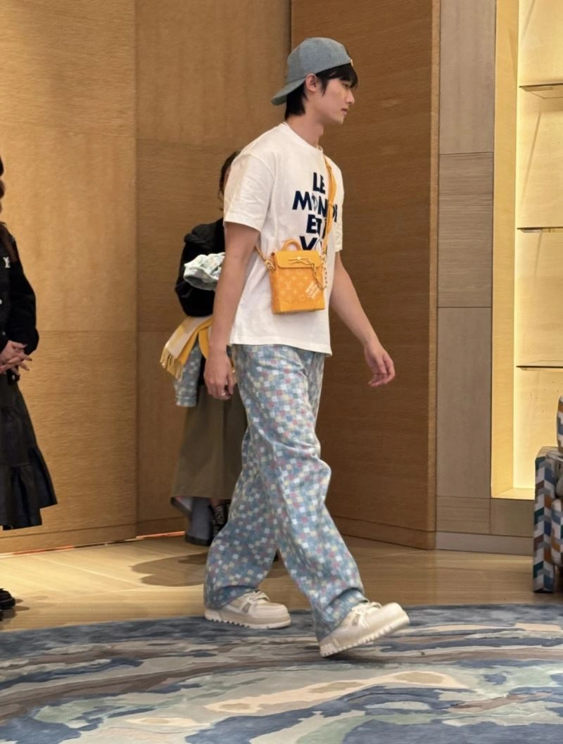 Functional Louis Vuitton Jeans 138756