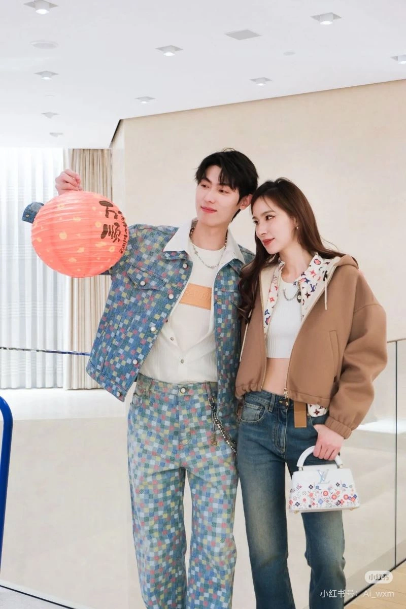 Unisex Louis Vuitton Jeans 138716