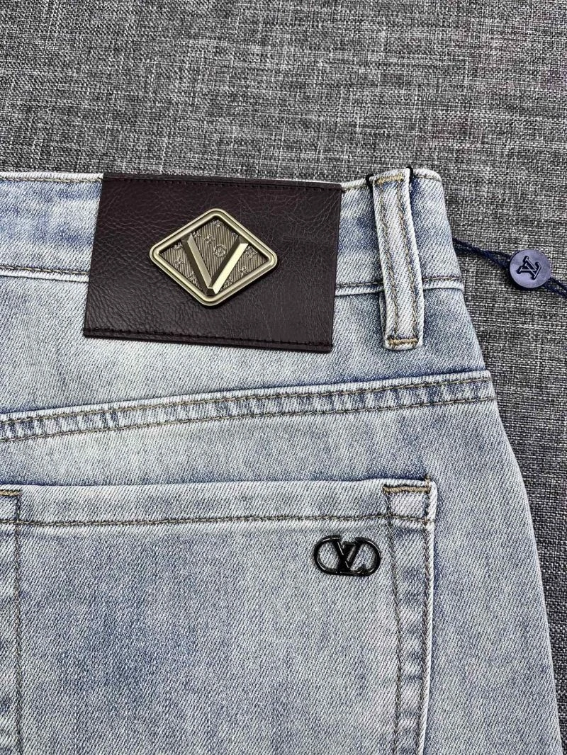 TechFriendly Louis Vuitton Jeans 134102