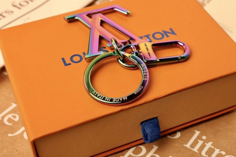 Unisex Louis Vuitton Keychains 267120