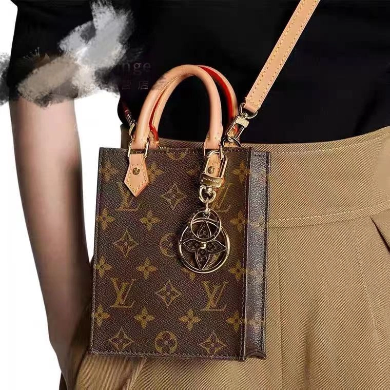 Snug Louis Vuitton Keychains 267055