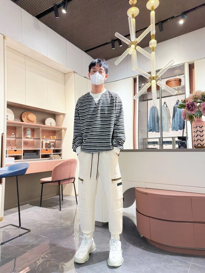 UrbanChic Louis Vuitton Long Pants 133020