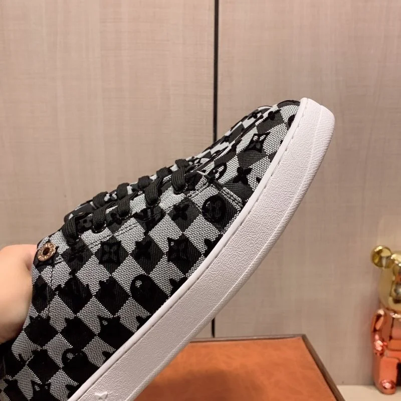 Unisex Louis Vuitton Low Shoes 30809