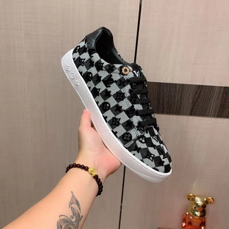 Unisex Louis Vuitton Low Shoes 30809