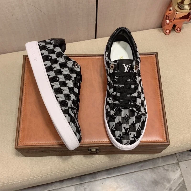 Unisex Louis Vuitton Low Shoes 30809