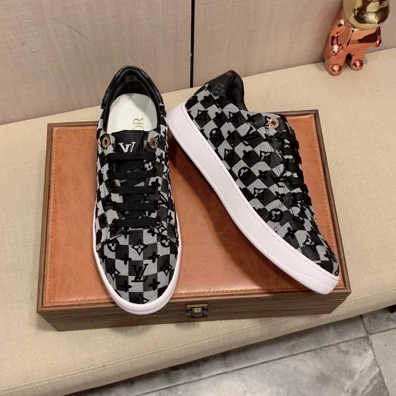 Unisex Louis Vuitton Low Shoes 30809