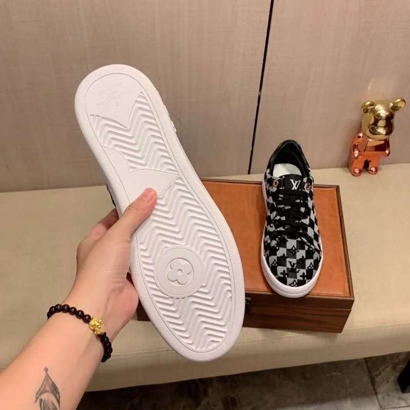 Unisex Louis Vuitton Low Shoes 30809