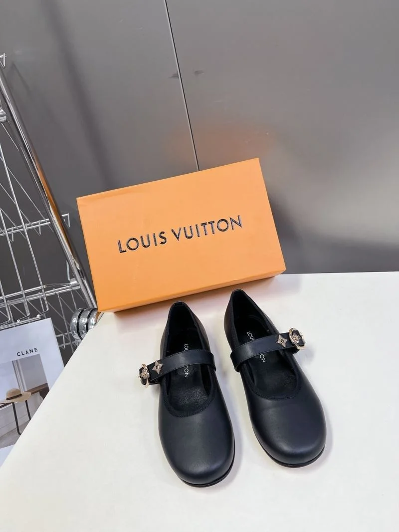 Louis Vuitton Low Shoes Chic 31643