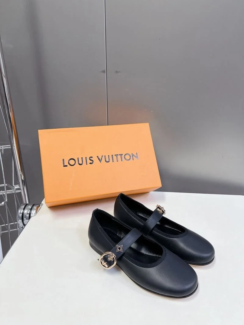 Louis Vuitton Low Shoes Chic 31643