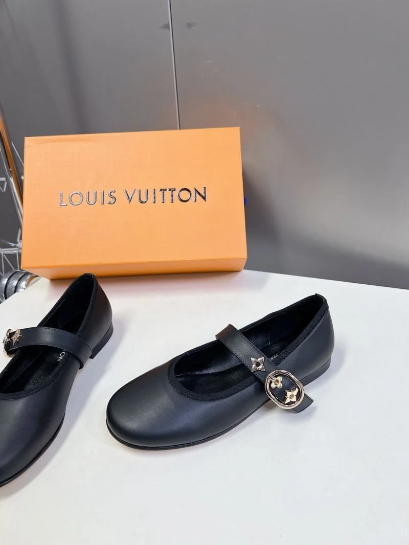 Louis Vuitton Low Shoes Chic 31643