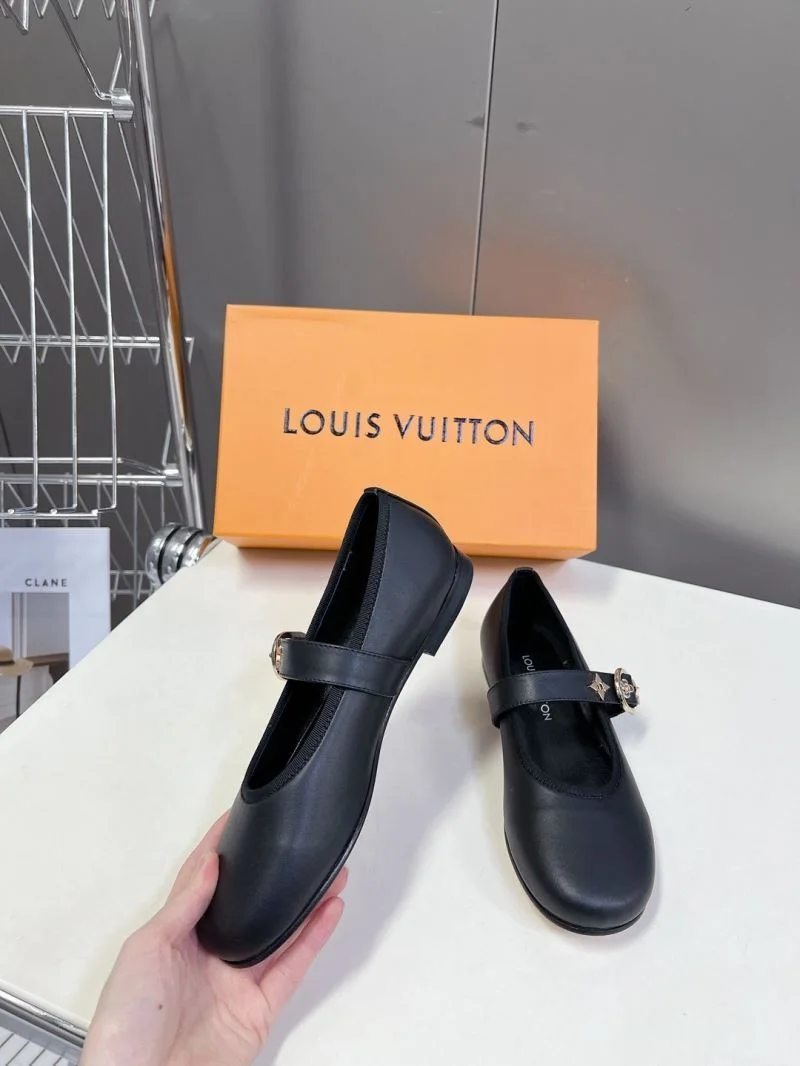 Louis Vuitton Low Shoes Chic 31643