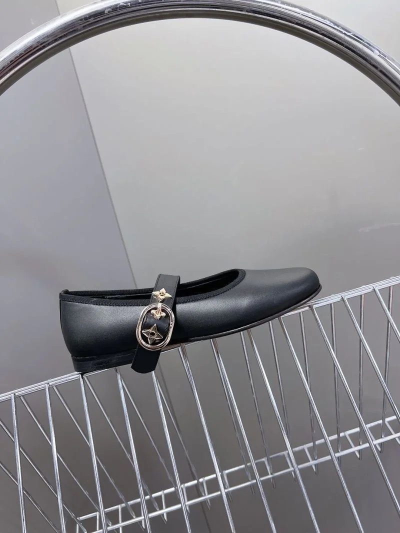 Louis Vuitton Low Shoes Chic 31643