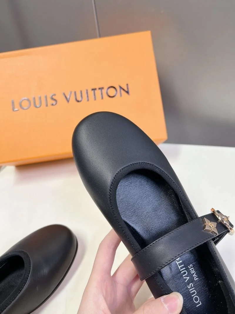 Louis Vuitton Low Shoes Chic 31643