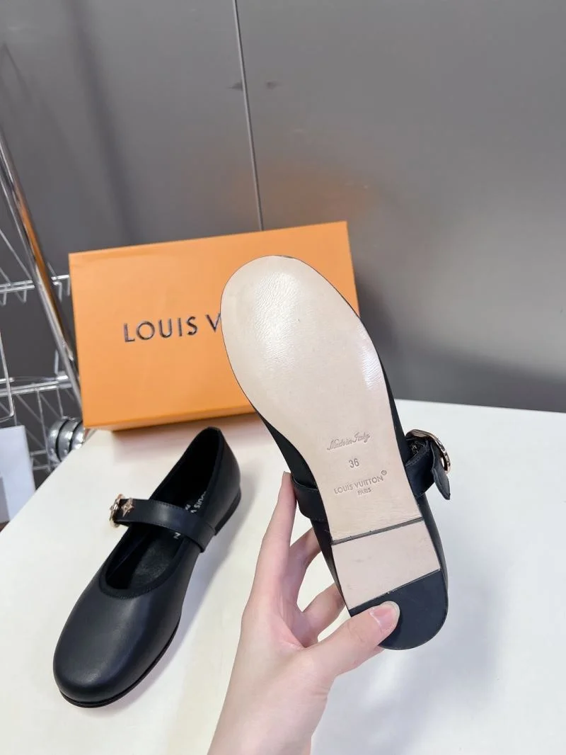 Louis Vuitton Low Shoes Chic 31643