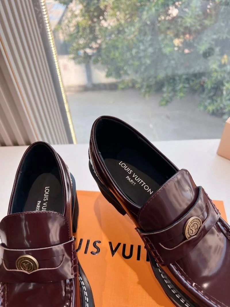 WeatherProof Louis Vuitton Low Shoes 31642
