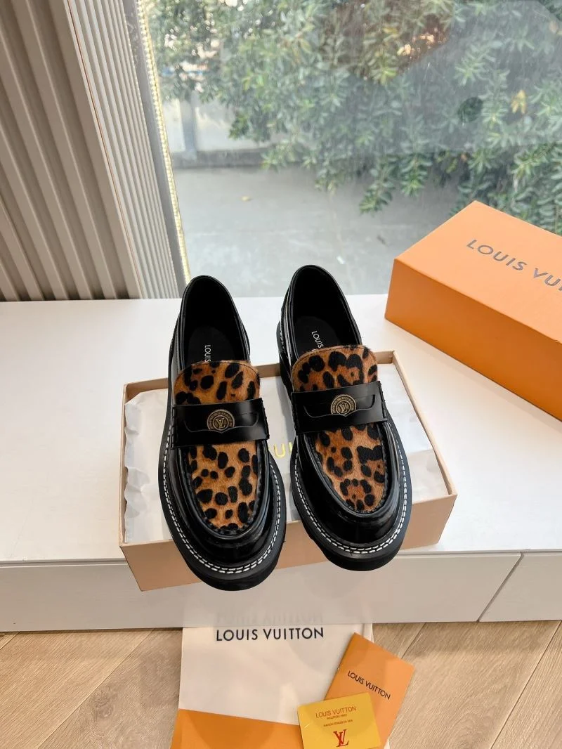 Bold Louis Vuitton Low Shoes 31640