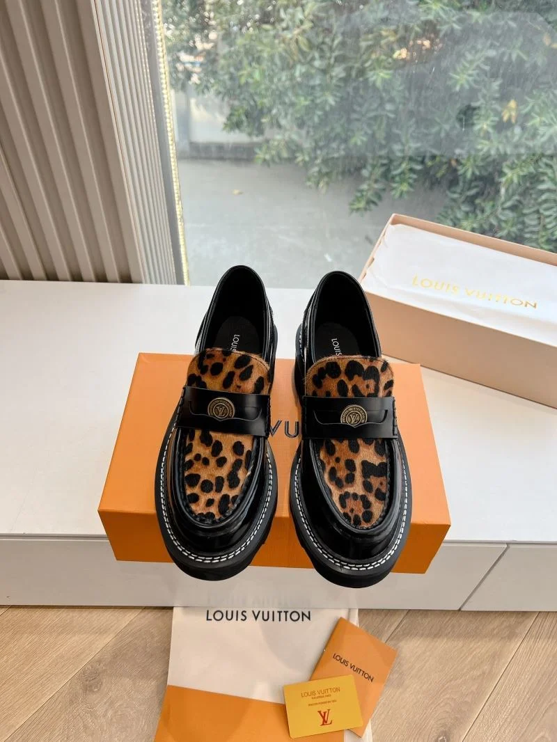 Bold Louis Vuitton Low Shoes 31640