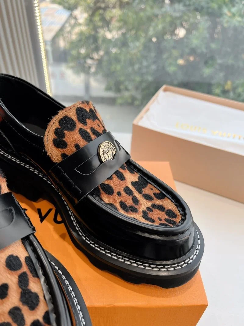 Bold Louis Vuitton Low Shoes 31640