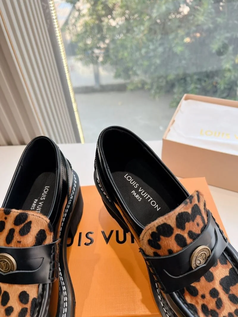 Bold Louis Vuitton Low Shoes 31640