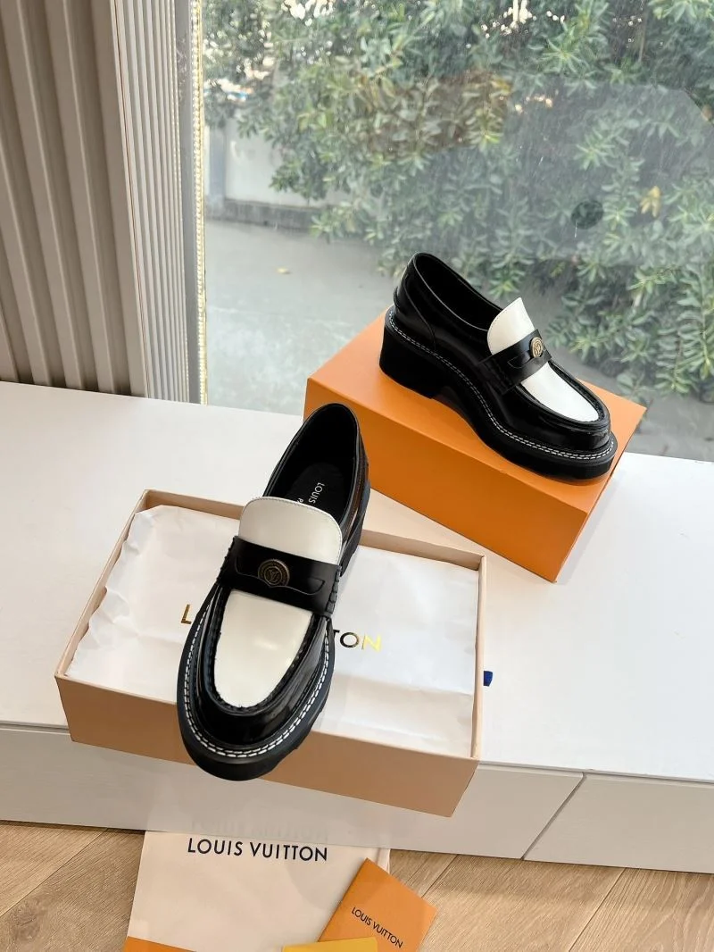 Bold Louis Vuitton Low Shoes 31639