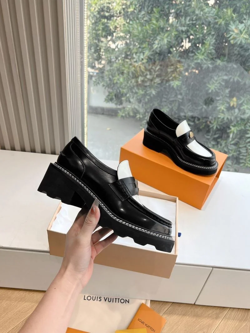 Bold Louis Vuitton Low Shoes 31639