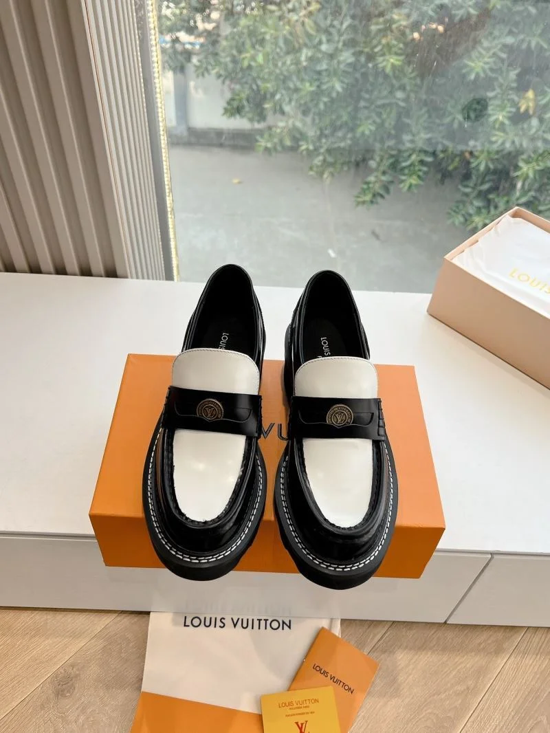 Bold Louis Vuitton Low Shoes 31639