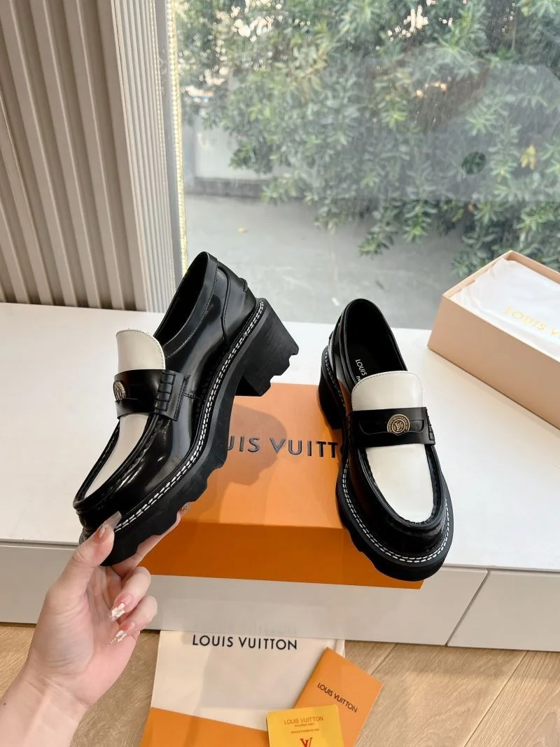 Bold Louis Vuitton Low Shoes 31639