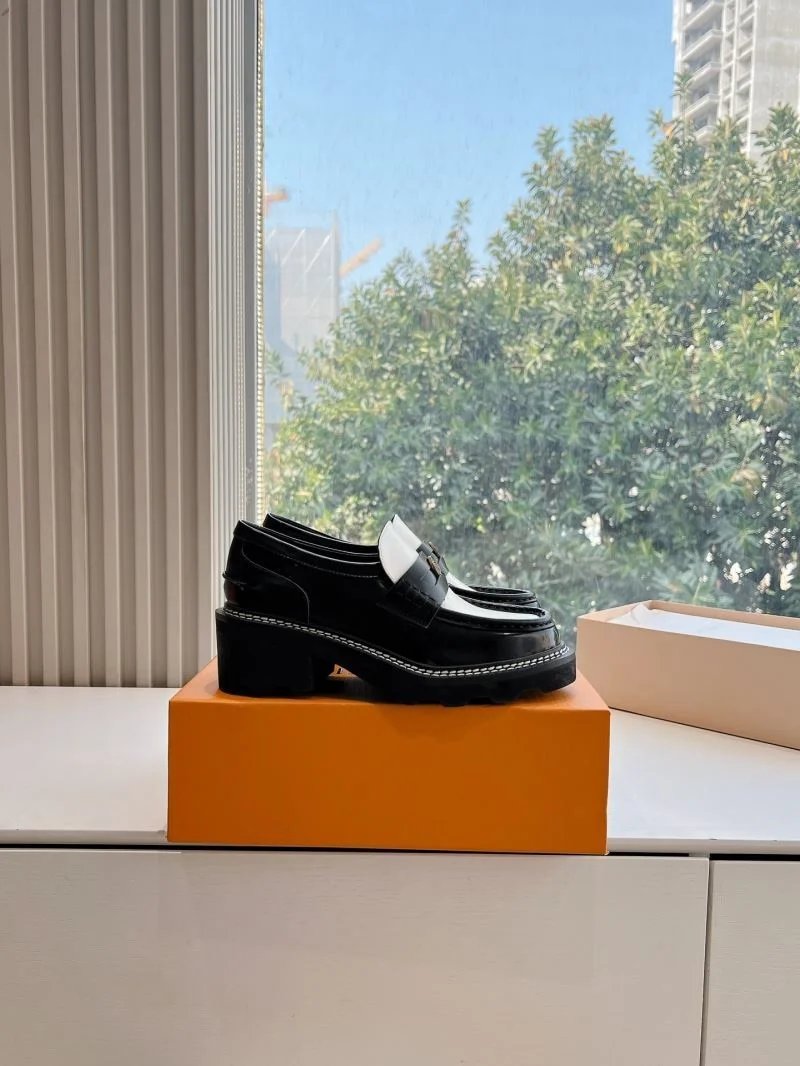 Bold Louis Vuitton Low Shoes 31639