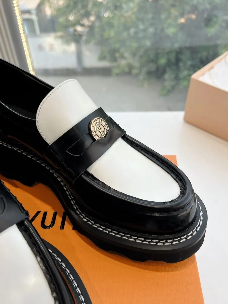 Bold Louis Vuitton Low Shoes 31639