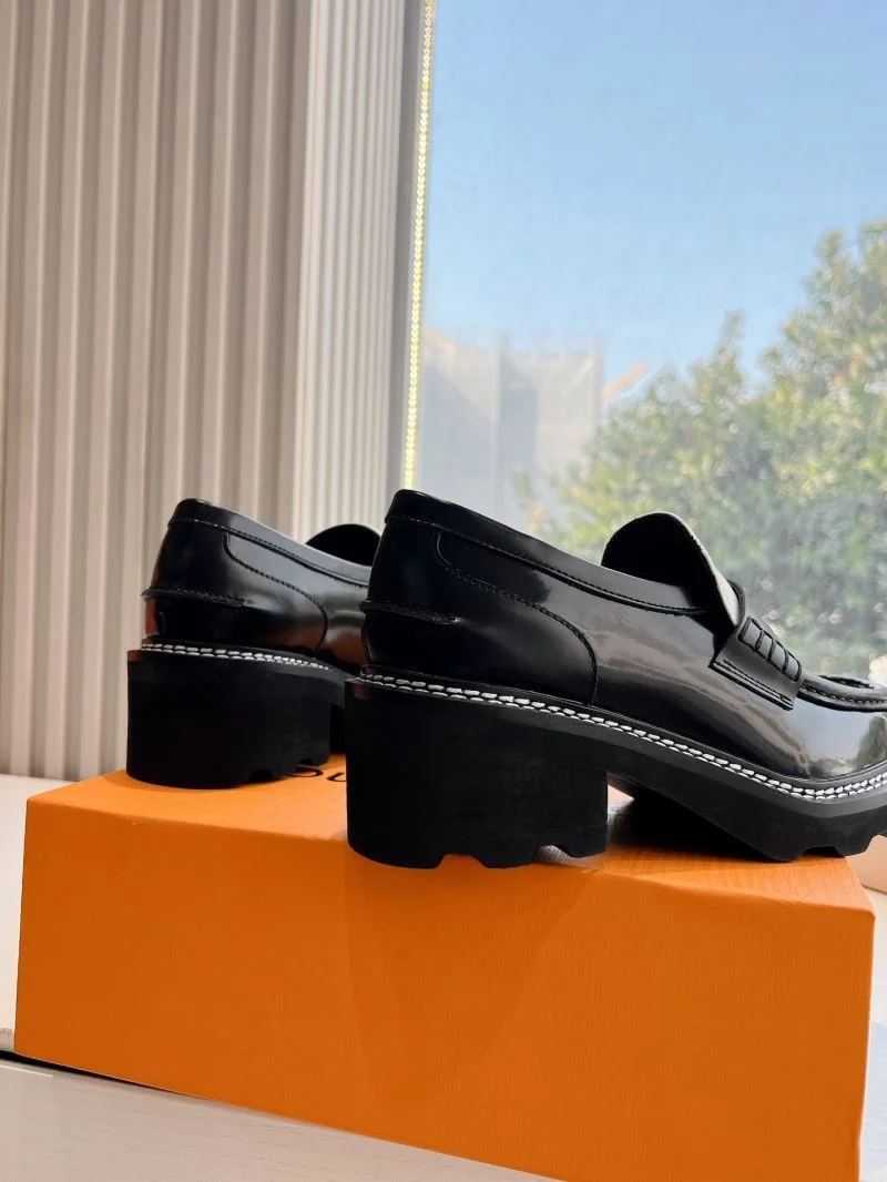 Bold Louis Vuitton Low Shoes 31639