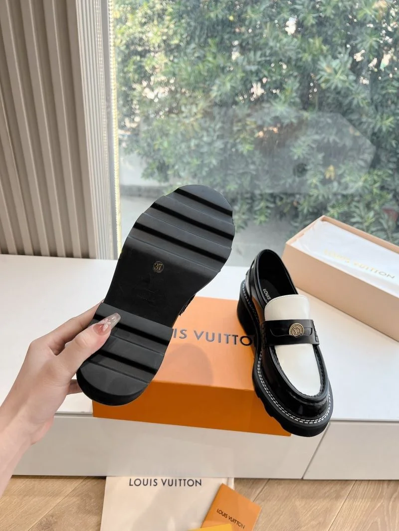 Bold Louis Vuitton Low Shoes 31639