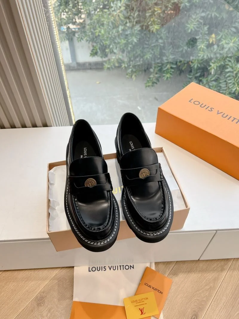 Refined Louis Vuitton Low Shoes 31638