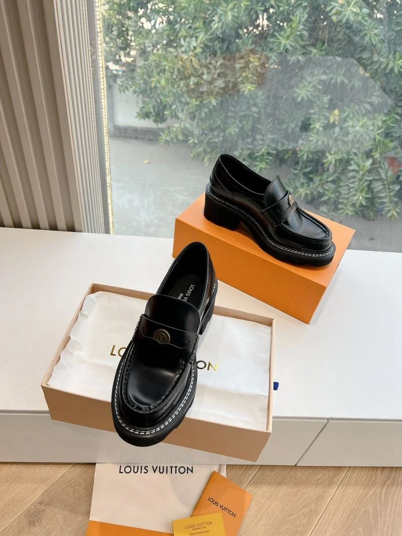 Refined Louis Vuitton Low Shoes 31638